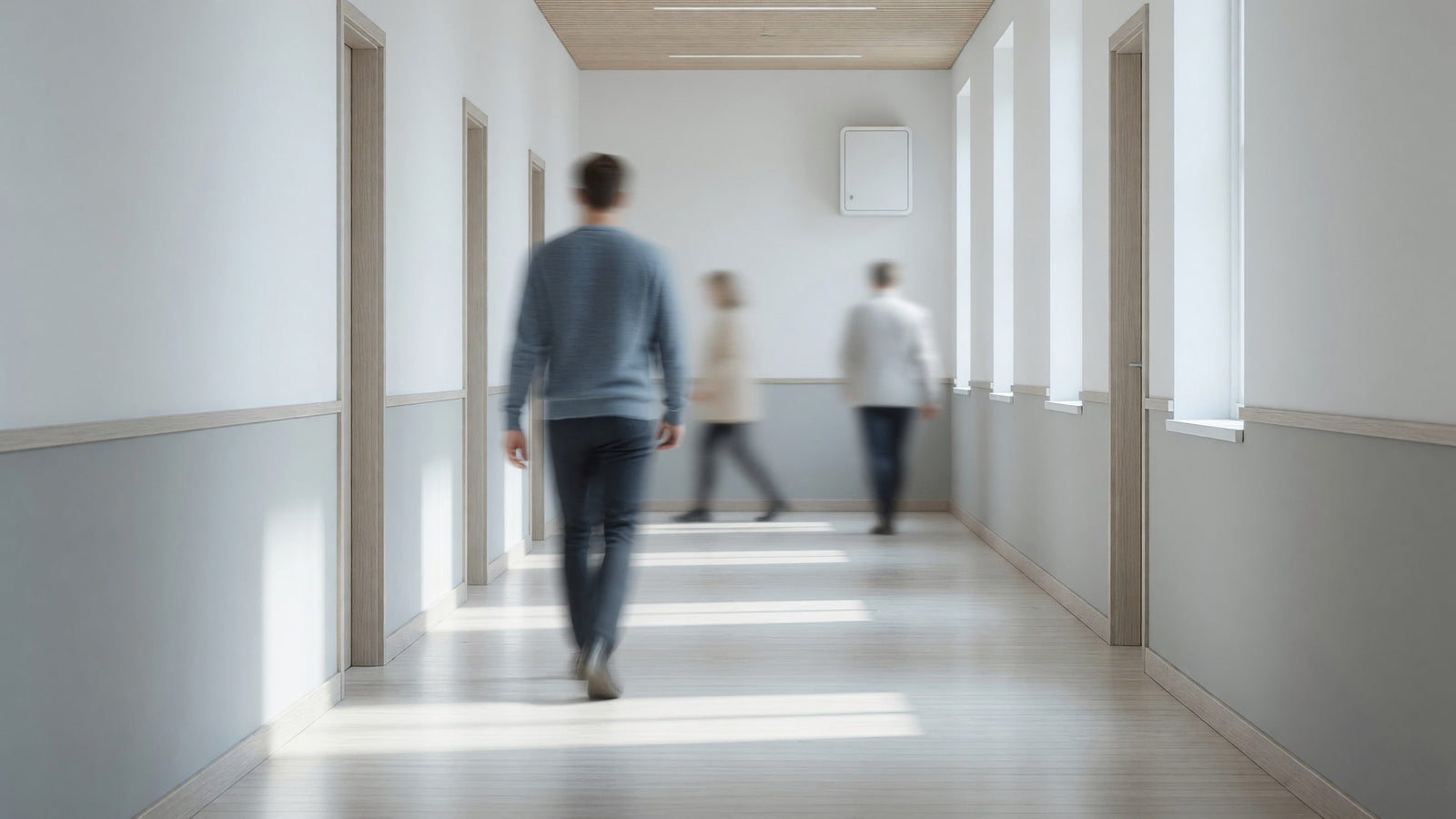 Kontorskorridor med ett hjärtstartarskåp längst bort på väggen