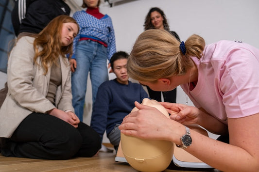 Inblåsningsteknik med pocketmask under HLR-utbildning