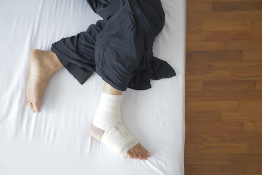 Fotstukning behandlas med elastiskt bandage