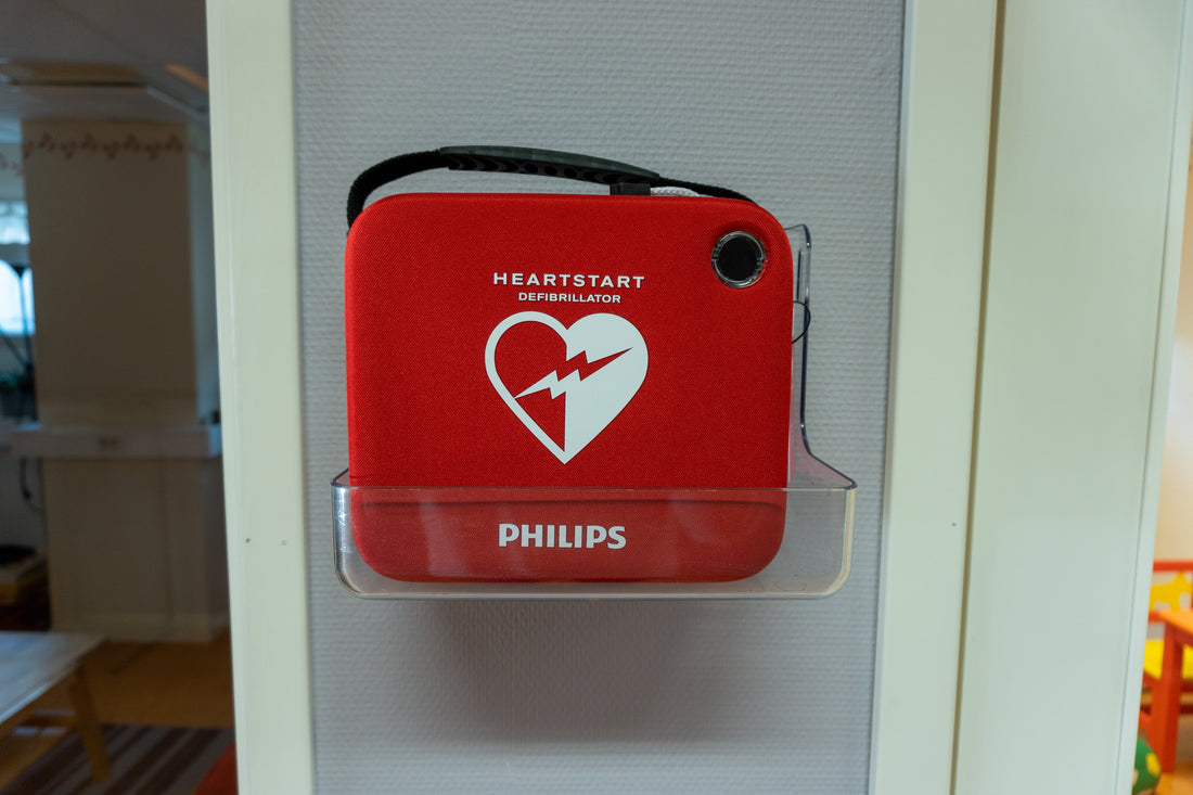 Philips HS1 hjärtstartare monterad på vägg — IP-klassad