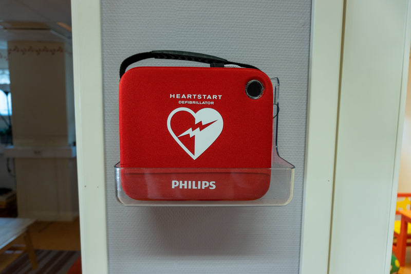 Philips HS1 hjärtstartare monterad på vägg — IP-klassad