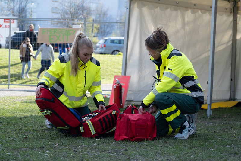 Sjukvårdare packar medicinsk utrustning i sjukvårdsväska