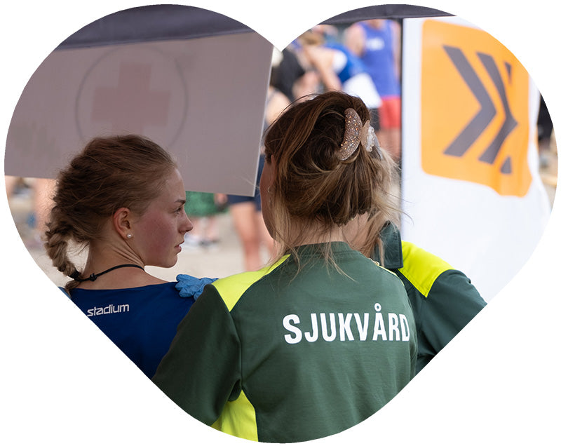 Sjukvårdare i fält med medicinsk utrustning