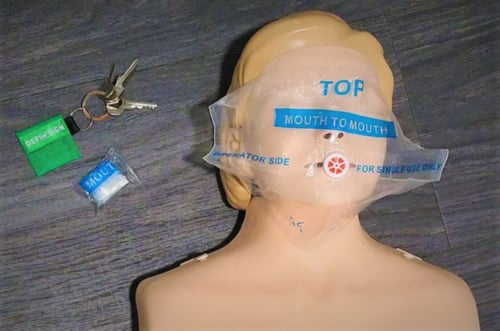 DefiSign Kiss of Life nyckelring med faceshield